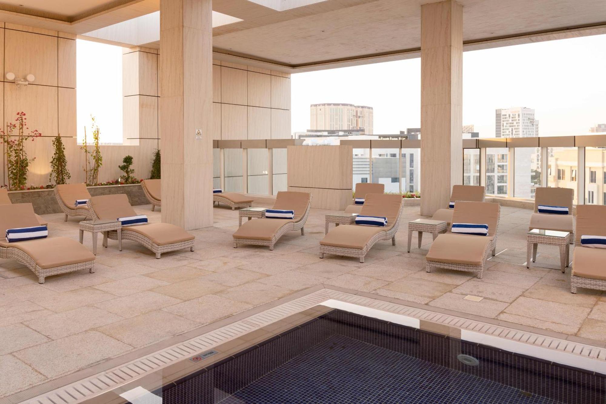 Millennium Place Doha Eksteriør bilde The rooftop pool at the Four Seasons Hotel